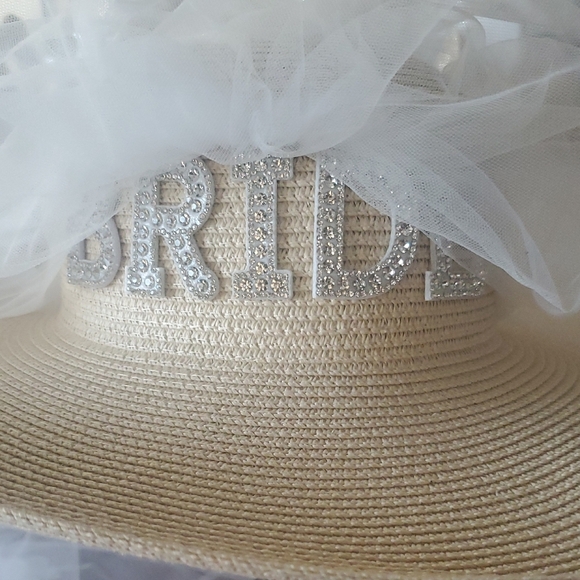 Elegant Bridal Wide-Brim Hat with Floral Veil - Picture 1 of 8